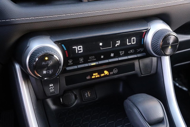 Toyota RAV4 Vehicle Full-screen Gallery Image 17