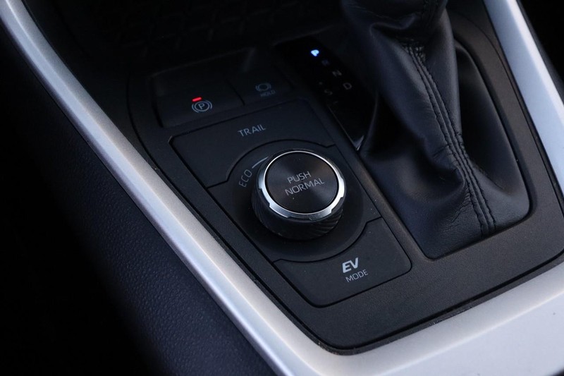 Toyota RAV4 Vehicle Full-screen Gallery Image 18