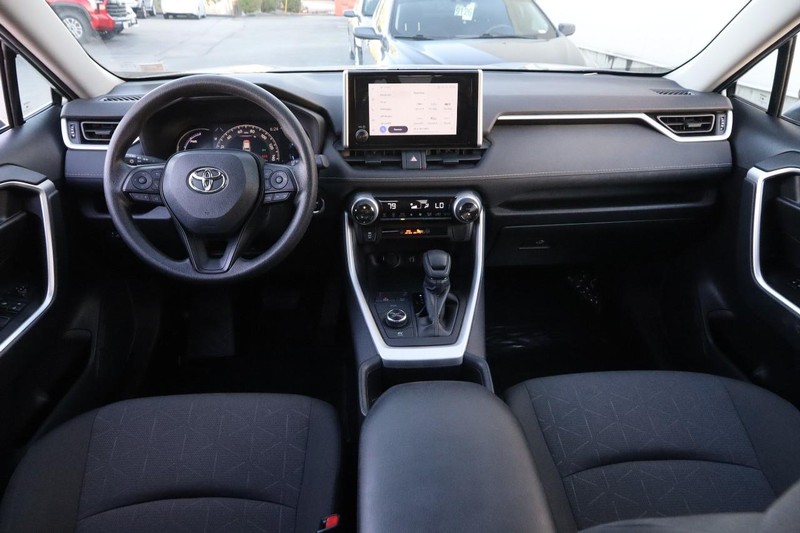 Toyota RAV4 Vehicle Full-screen Gallery Image 19