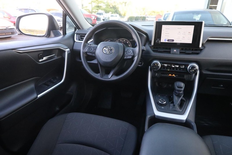 Toyota RAV4 Vehicle Full-screen Gallery Image 20