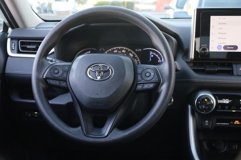 Toyota RAV4 Vehicle Full-screen Gallery Image 21