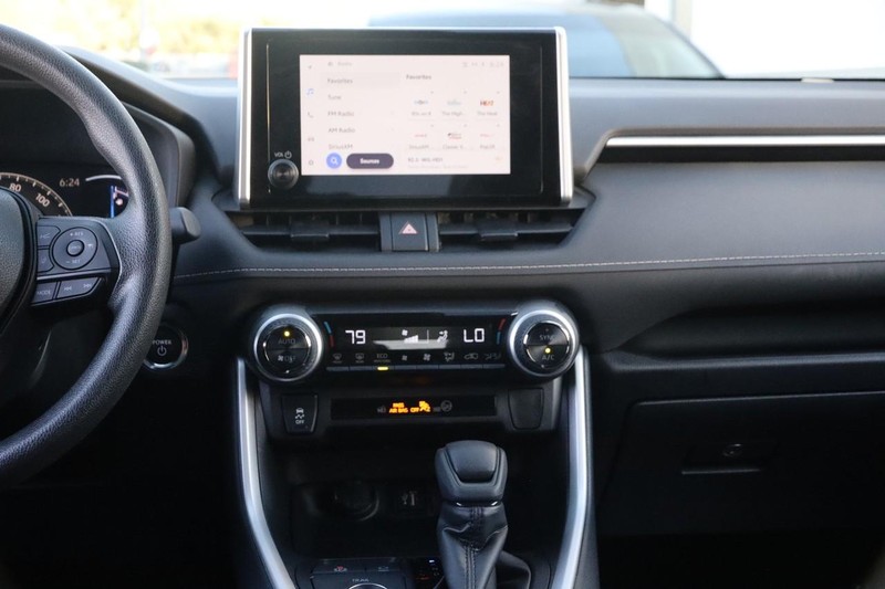 Toyota RAV4 Vehicle Full-screen Gallery Image 22