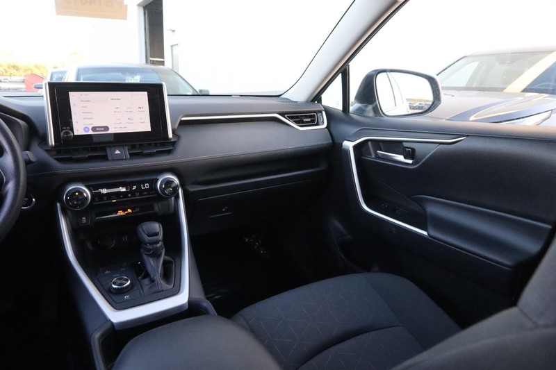 Toyota RAV4 Vehicle Full-screen Gallery Image 23