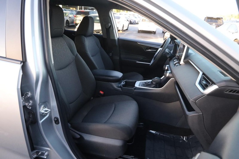 Toyota RAV4 Vehicle Full-screen Gallery Image 24