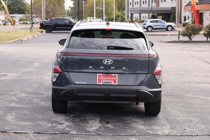 Hyundai Kona Vehicle Full-screen Gallery Image 6