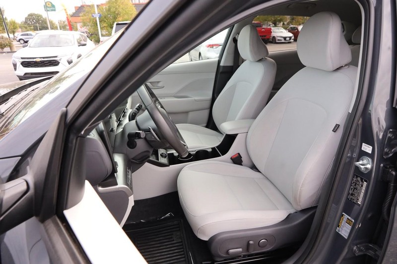 Hyundai Kona Vehicle Full-screen Gallery Image 8