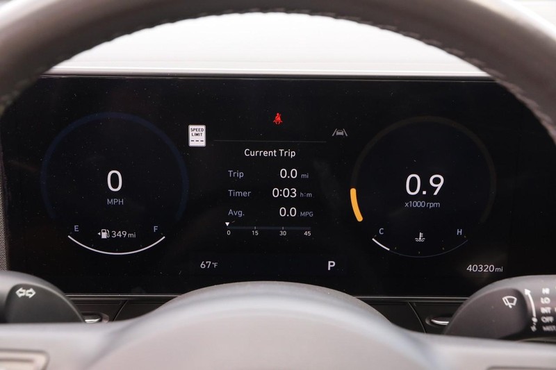 Hyundai Kona Vehicle Full-screen Gallery Image 13