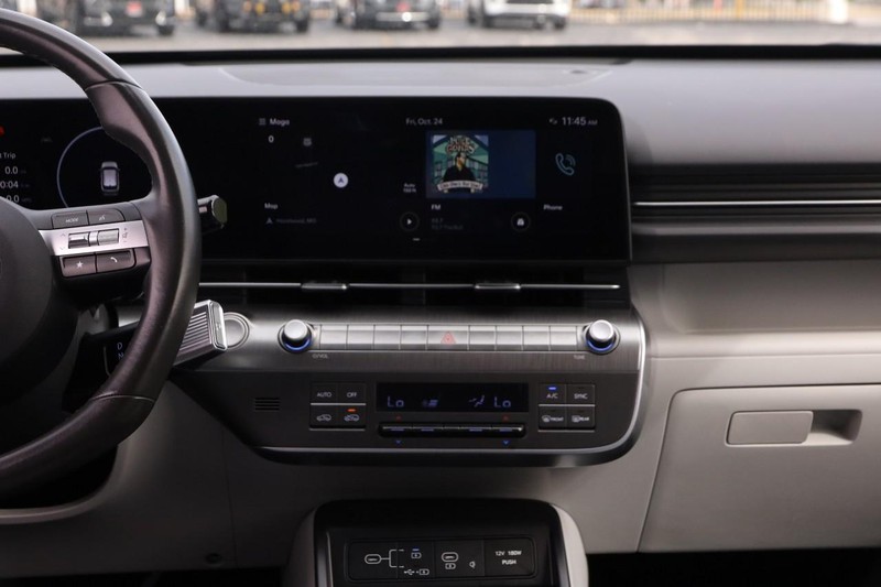 Hyundai Kona Vehicle Full-screen Gallery Image 24