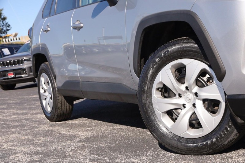 Toyota RAV4 Vehicle Full-screen Gallery Image 3