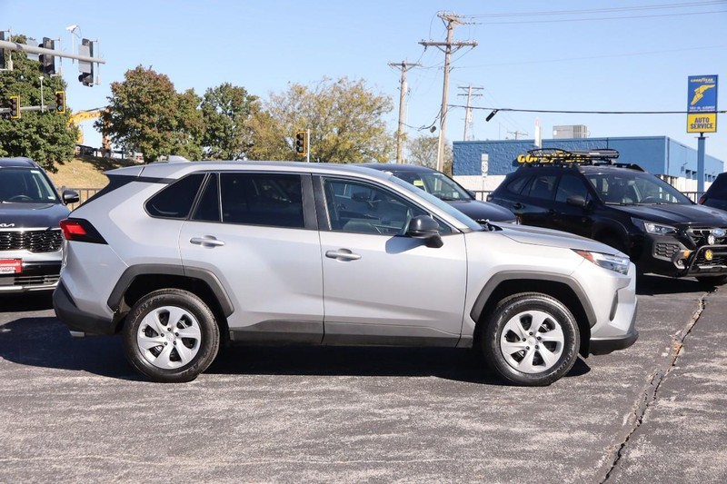 Toyota RAV4 Vehicle Full-screen Gallery Image 5