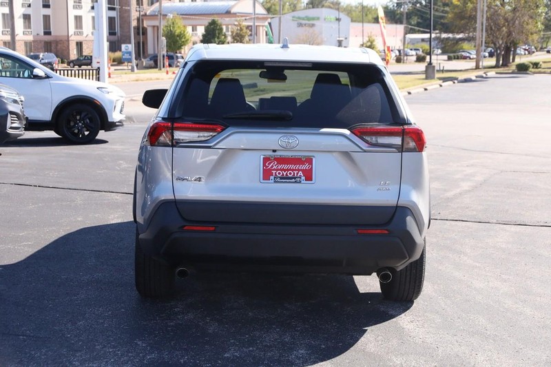 Toyota RAV4 Vehicle Full-screen Gallery Image 6