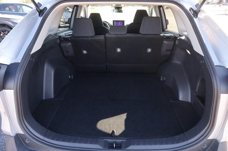 Toyota RAV4 Vehicle Full-screen Gallery Image 7