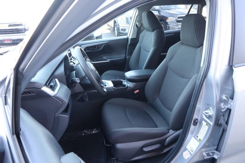 Toyota RAV4 Vehicle Full-screen Gallery Image 8