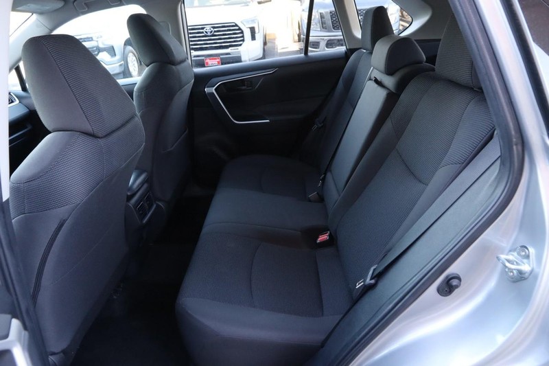 Toyota RAV4 Vehicle Full-screen Gallery Image 9