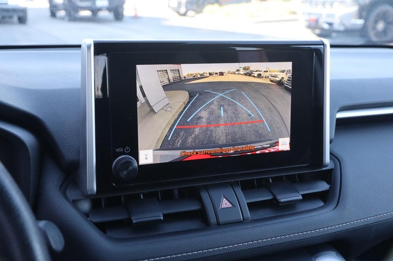 Toyota RAV4 Vehicle Full-screen Gallery Image 15