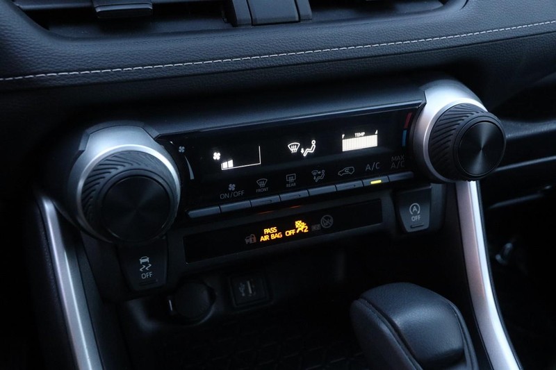 Toyota RAV4 Vehicle Full-screen Gallery Image 16