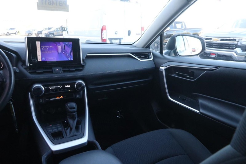 Toyota RAV4 Vehicle Full-screen Gallery Image 23