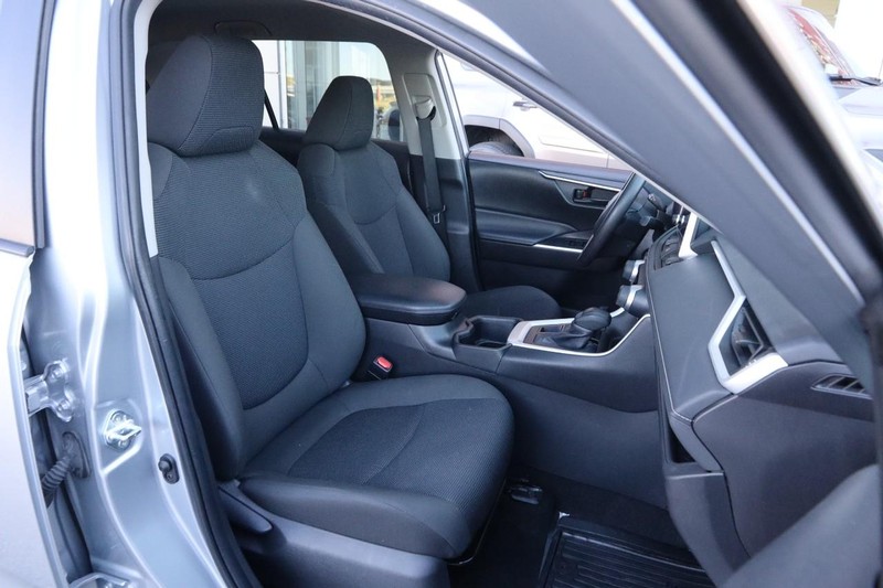 Toyota RAV4 Vehicle Full-screen Gallery Image 24