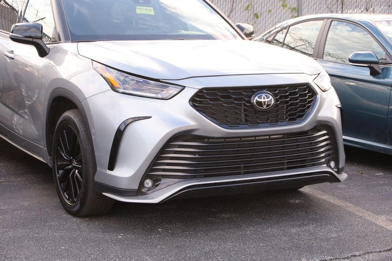 Toyota Highlander Vehicle Full-screen Gallery Image 2