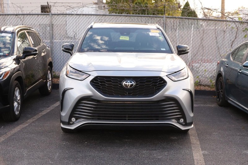 Toyota Highlander Vehicle Full-screen Gallery Image 3