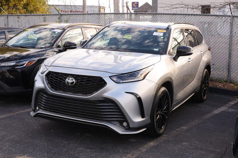 Toyota Highlander Vehicle Full-screen Gallery Image 4