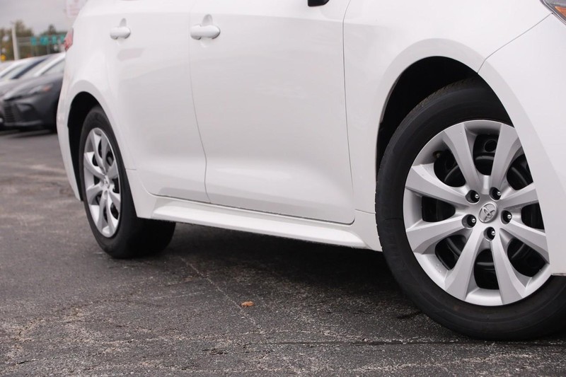 Toyota Corolla Vehicle Full-screen Gallery Image 3