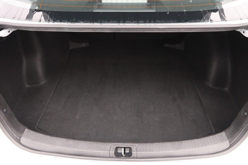 Toyota Corolla Vehicle Full-screen Gallery Image 7