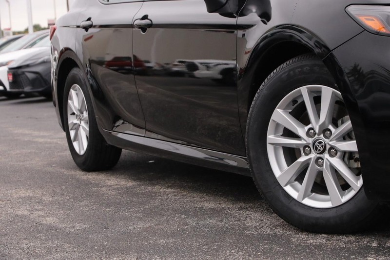 Toyota Camry Vehicle Full-screen Gallery Image 3