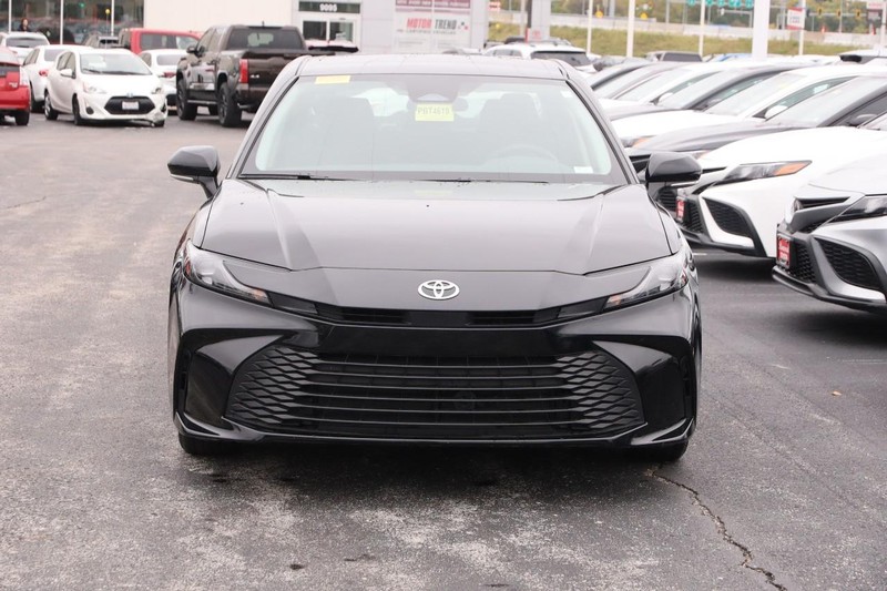 Toyota Camry Vehicle Full-screen Gallery Image 4