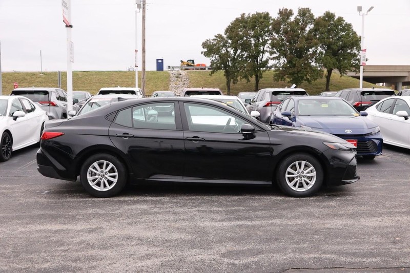 Toyota Camry Vehicle Full-screen Gallery Image 5