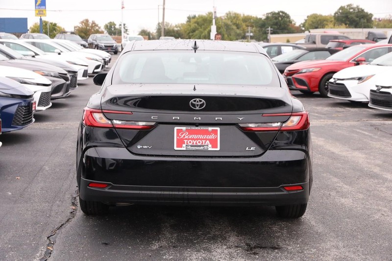 Toyota Camry Vehicle Full-screen Gallery Image 6