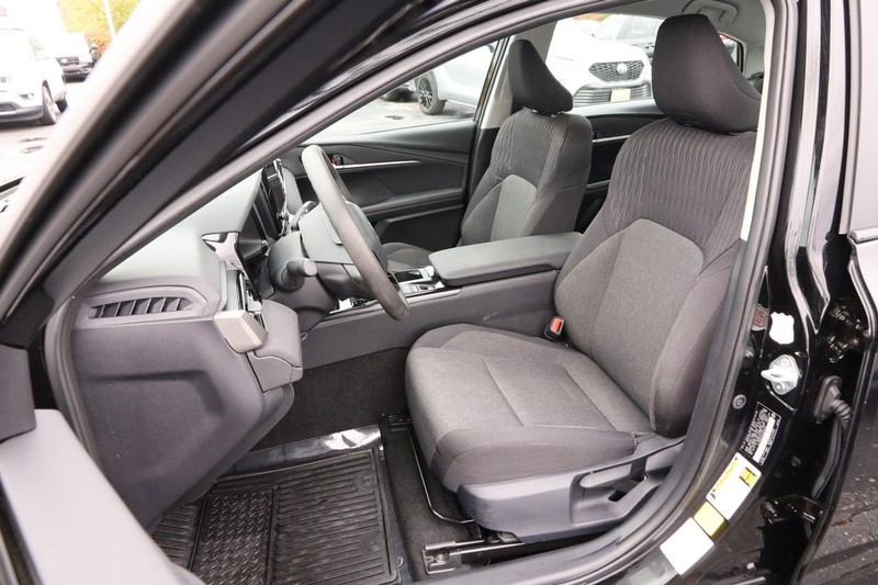 Toyota Camry Vehicle Full-screen Gallery Image 8