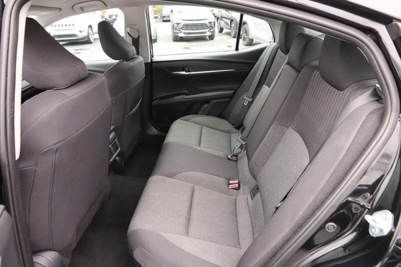 Toyota Camry Vehicle Full-screen Gallery Image 9