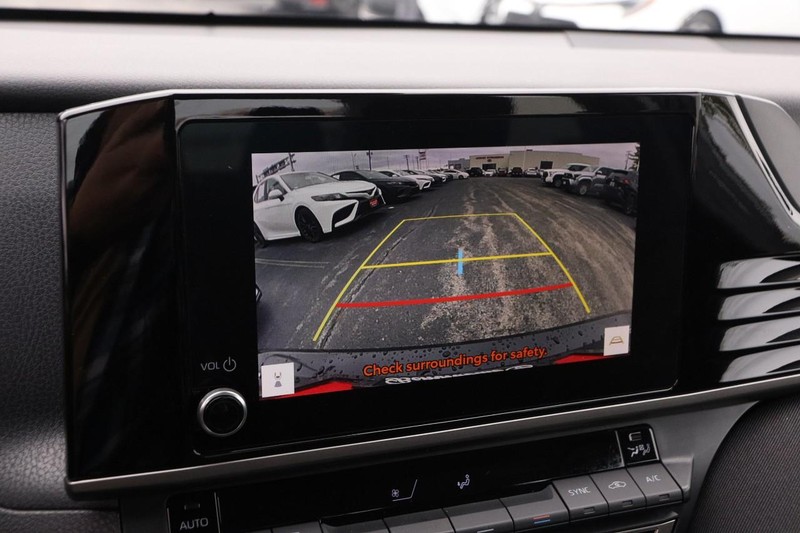 Toyota Camry Vehicle Full-screen Gallery Image 16
