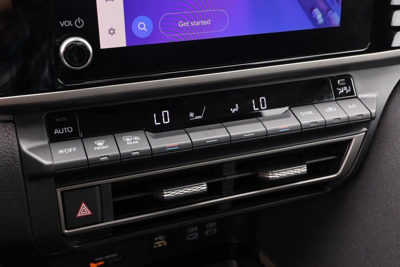 Toyota Camry Vehicle Full-screen Gallery Image 17