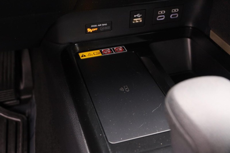 Toyota Camry Vehicle Full-screen Gallery Image 19