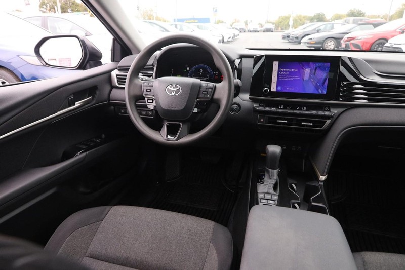 Toyota Camry Vehicle Full-screen Gallery Image 22