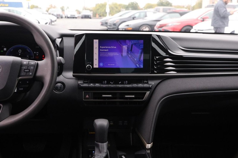 Toyota Camry Vehicle Full-screen Gallery Image 24