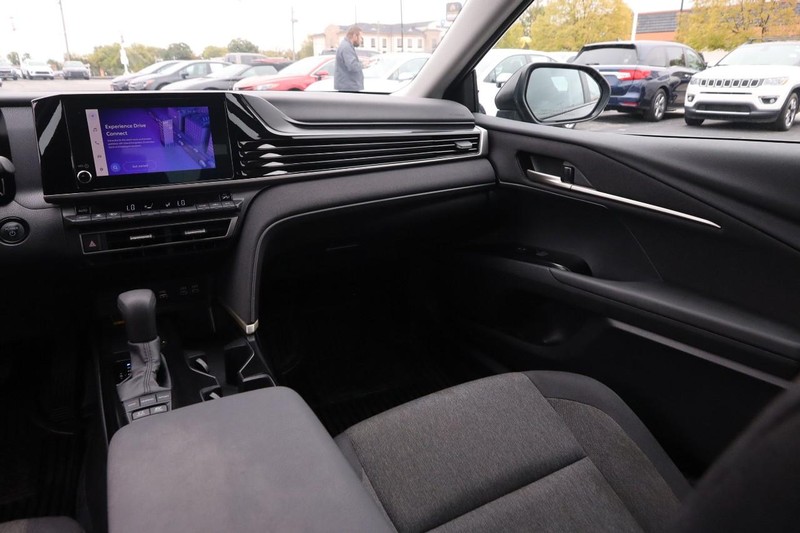 Toyota Camry Vehicle Full-screen Gallery Image 25