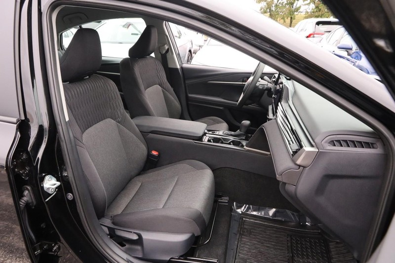 Toyota Camry Vehicle Full-screen Gallery Image 26