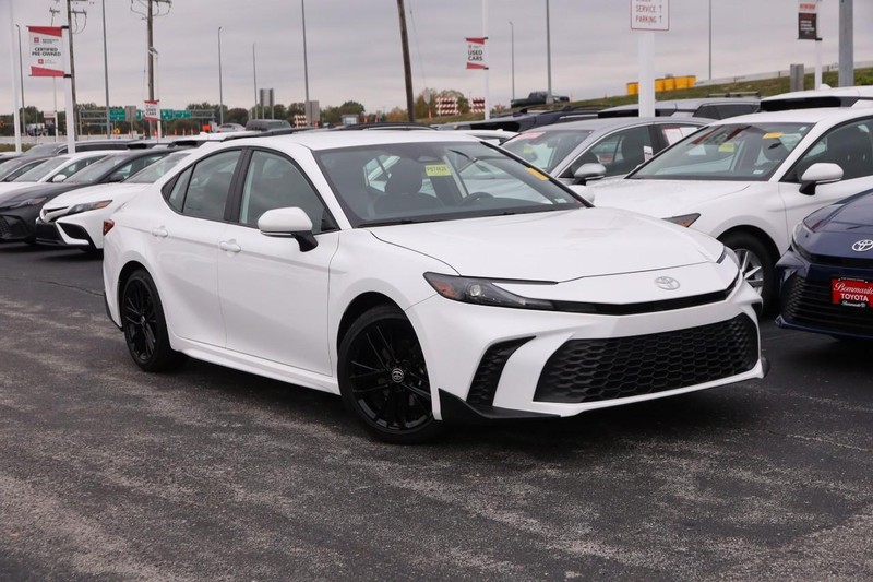 Toyota Camry Vehicle Full-screen Gallery Image 2