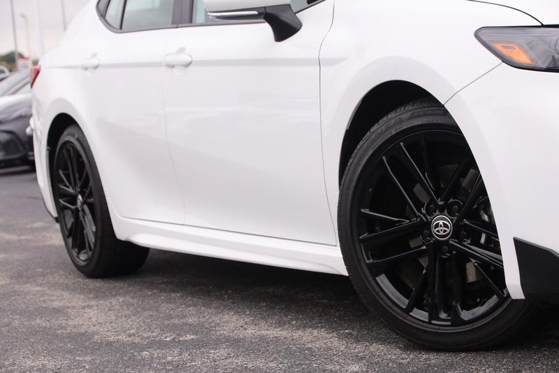 Toyota Camry Vehicle Full-screen Gallery Image 3