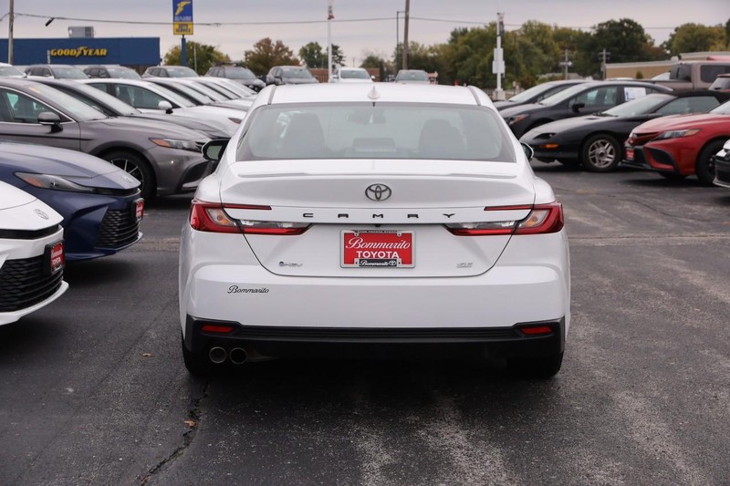 Toyota Camry Vehicle Full-screen Gallery Image 6