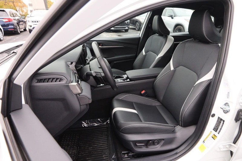 Toyota Camry Vehicle Full-screen Gallery Image 8