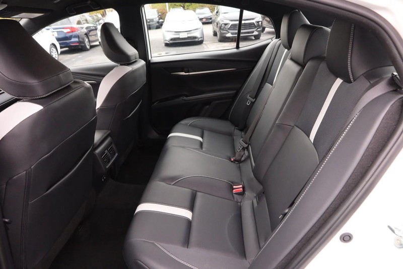 Toyota Camry Vehicle Full-screen Gallery Image 9