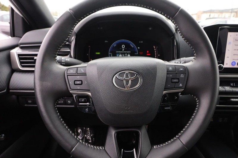 Toyota Camry Vehicle Full-screen Gallery Image 10
