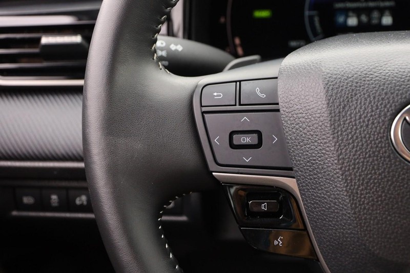 Toyota Camry Vehicle Full-screen Gallery Image 11