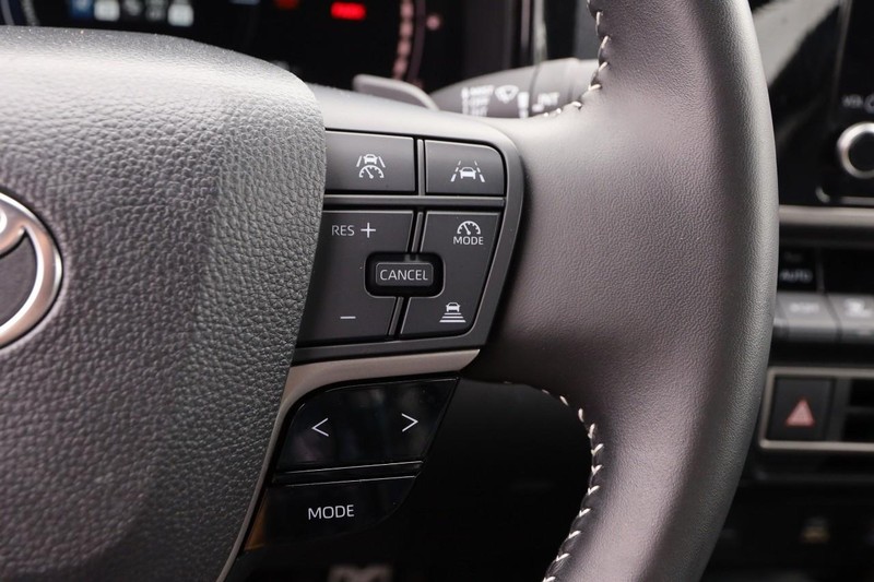 Toyota Camry Vehicle Full-screen Gallery Image 12