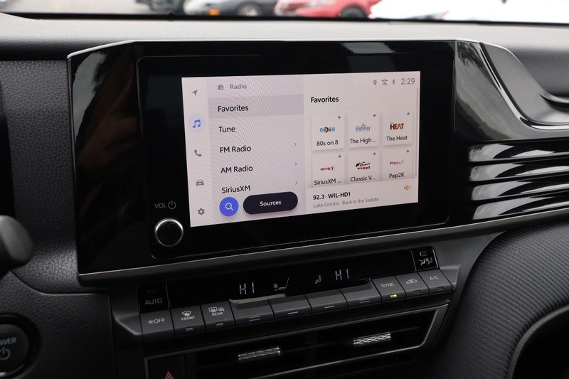 Toyota Camry Vehicle Full-screen Gallery Image 15