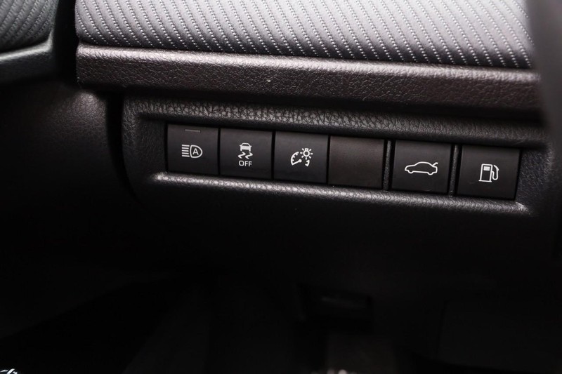 Toyota Camry Vehicle Full-screen Gallery Image 19